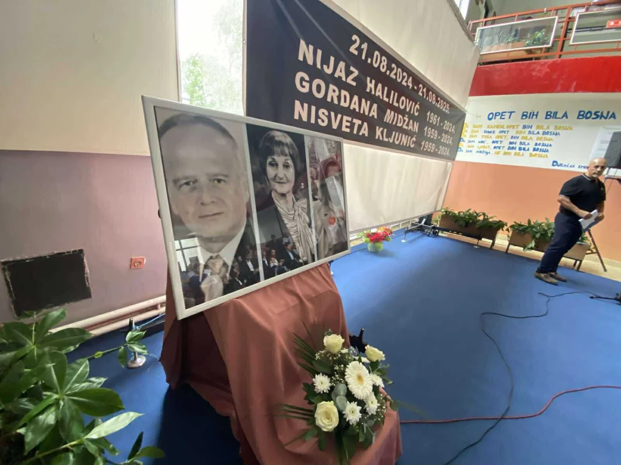 sanski most, gimnazija, godišnjica zločina, spomen ploča/Fikret Tufek