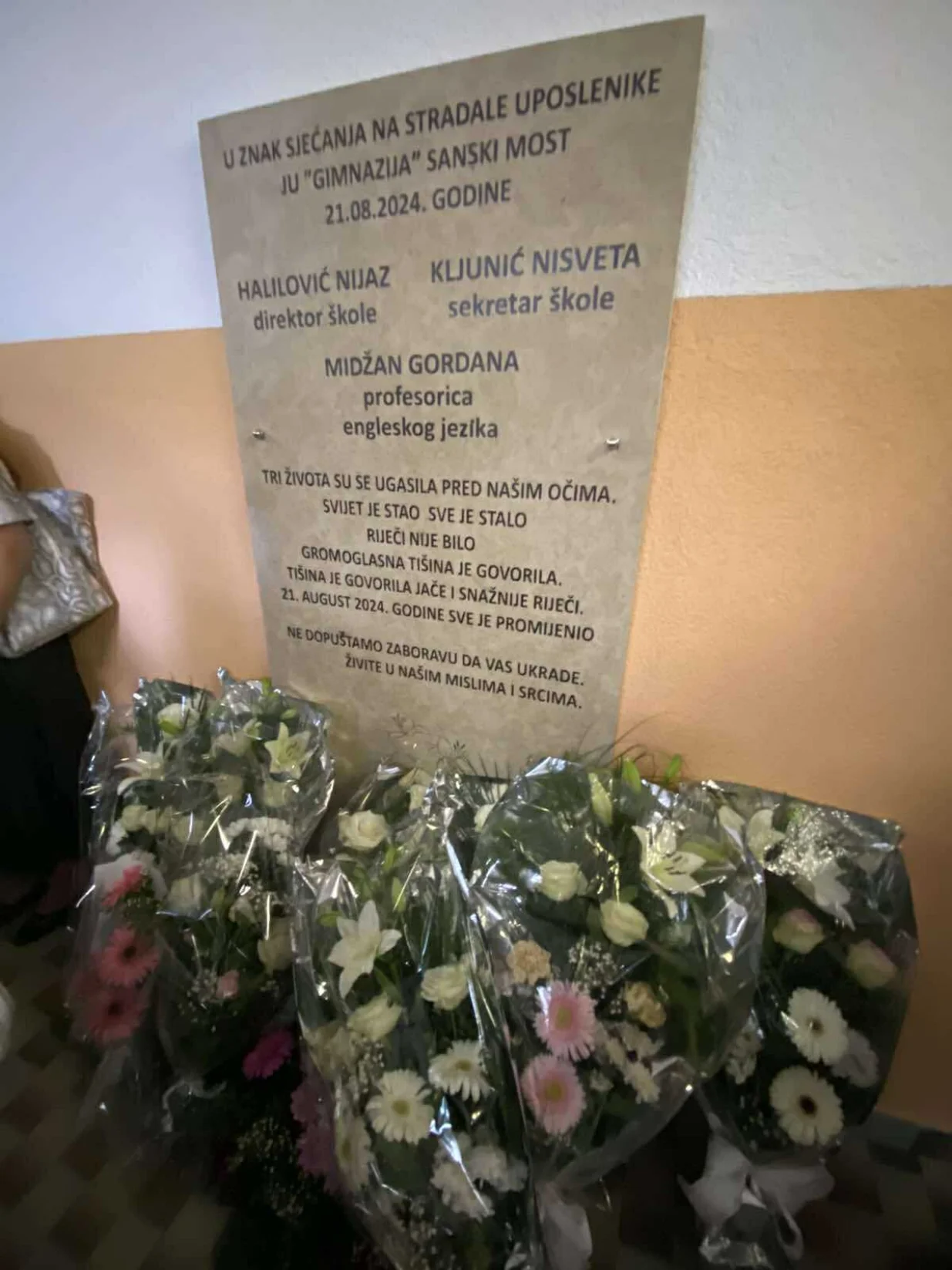 sanski most, gimnazija, godišnjica zločina, spomen ploča/Fikret Tufek