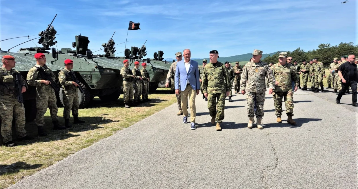 Ministar odbrane Bosne i Hercegovine Zukan Helez, zajedno s generalima OS BiH Tomom Kolendom, Mirzetom Lubenovićem i Zdravkom Rezom, prisustvovao je 4. juna 2025. godine Danu visokih zvanica u okviru međunarodne vojne vježbe "IMMEDIATE RESPONSE 25", koja se provodi na više lokacija u Republici Hrvatskoj u kojoj učestvuju i pripadnici OSBiH//