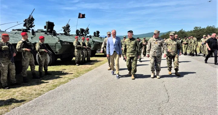 Ministar odbrane Bosne i Hercegovine Zukan Helez, zajedno s generalima OS BiH Tomom Kolendom, Mirzetom Lubenovićem i Zdravkom Rezom, prisustvovao je 4. juna 2025. godine Danu visokih zvanica u okviru međunarodne vojne vježbe "IMMEDIATE RESPONSE 25", koja se provodi na više lokacija u Republici Hrvatskoj u kojoj učestvuju i pripadnici OSBiH//