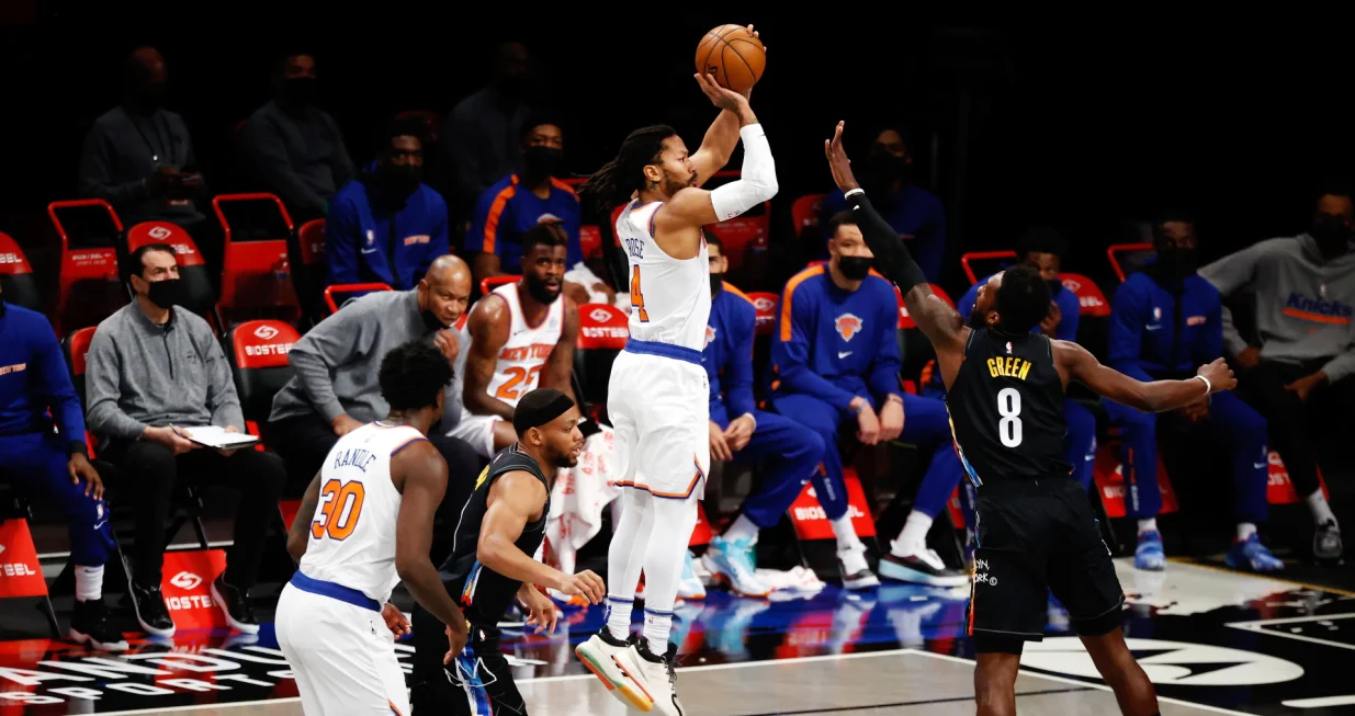 epa09117682 New York Knicks guard Derrick Rose (C) looks to shoot over a defending Brooklyn Nets forward Jeff Green (R) during the first half of the NBA basketball game between the New York Knicks and the Brooklyn Nets at the Barclays Center in Brooklyn, New York, USA, 05 April 2021. EPA/JASON SZENES SHUTTERSTOCK OUT/Foto: Jason Szenes