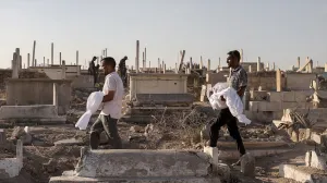 Tijela Palestinaca ubijenih u izraelskom napadu na kuću porodice Abu Sharia, koja se nalazi u naselju Sabra u južnom dijelu grada Gaze, Gaza, 21. augusta 2025. U napadu je ubijeno sedam Palestinaca, uključujući dvoje djece. Tijela su članovi porodice odnijeli iz mrtvačnice bolnice Al-Ahli radi sahrane/Khames Alrefi