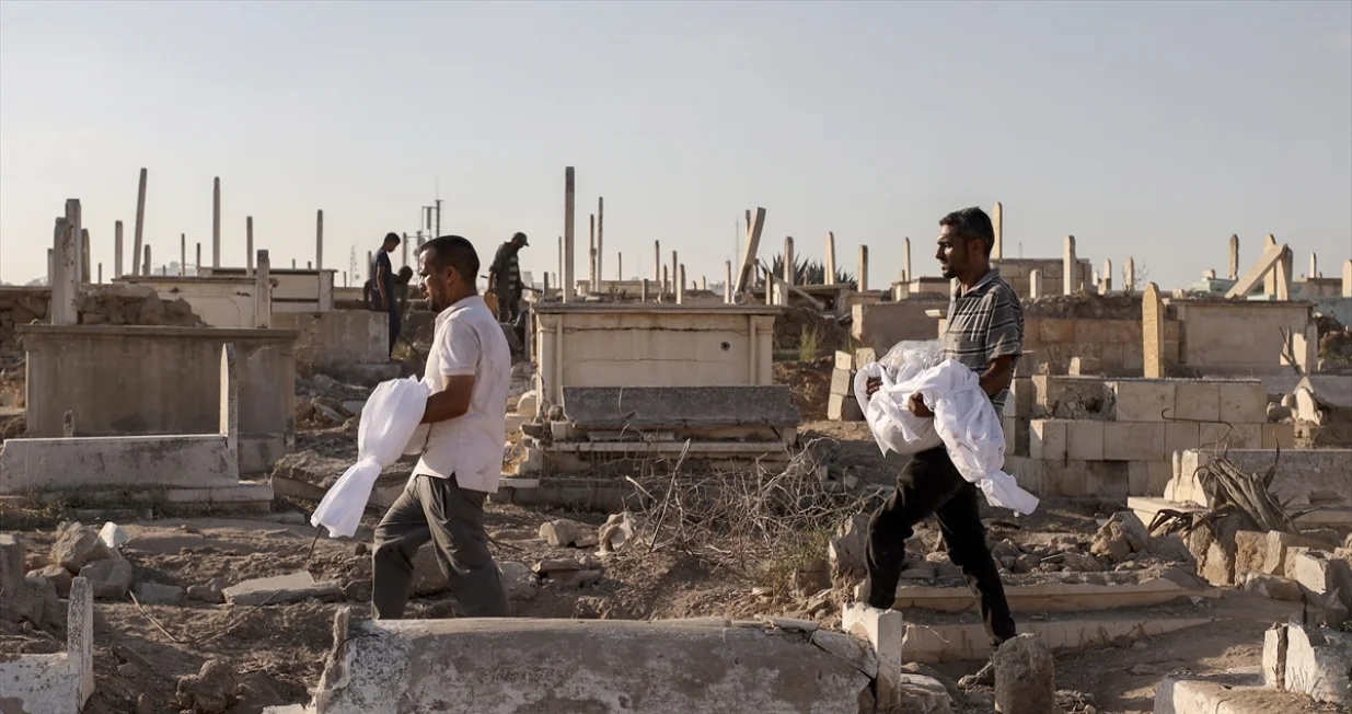 Tijela Palestinaca ubijenih u izraelskom napadu na kuću porodice Abu Sharia, koja se nalazi u naselju Sabra u južnom dijelu grada Gaze, Gaza, 21. augusta 2025. U napadu je ubijeno sedam Palestinaca, uključujući dvoje djece. Tijela su članovi porodice odnijeli iz mrtvačnice bolnice Al-Ahli radi sahrane/Khames Alrefi