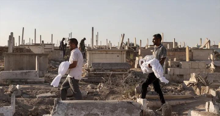 Tijela Palestinaca ubijenih u izraelskom napadu na kuću porodice Abu Sharia, koja se nalazi u naselju Sabra u južnom dijelu grada Gaze, Gaza, 21. augusta 2025. U napadu je ubijeno sedam Palestinaca, uključujući dvoje djece. Tijela su članovi porodice odnijeli iz mrtvačnice bolnice Al-Ahli radi sahrane/Khames Alrefi