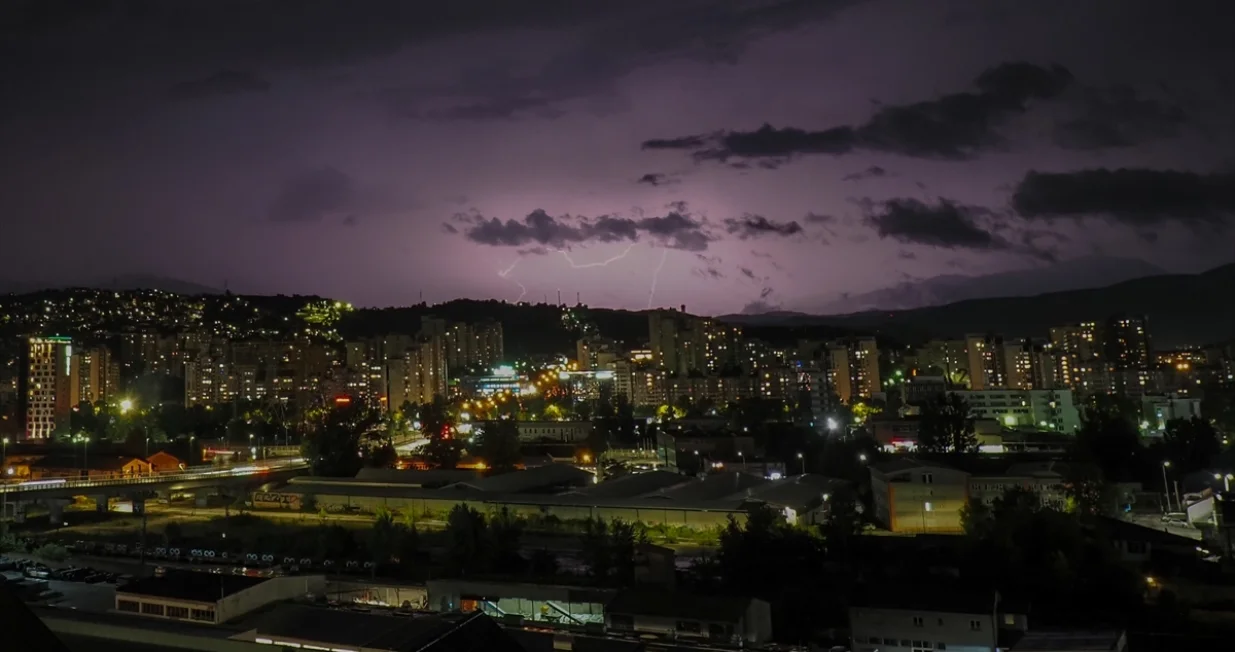 Grmljavinsko nevrijeme praćeno obilnim padavinama zahvatilo je u četvrtak navečer Sarajevo/Elman Omić