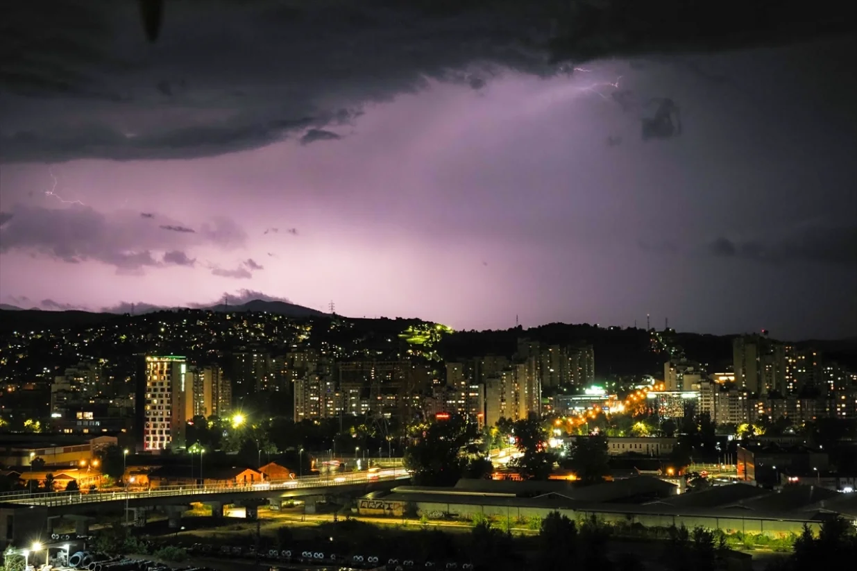 Grmljavinsko nevrijeme praćeno obilnim padavinama zahvatilo je u četvrtak navečer Sarajevo/Elman Omić