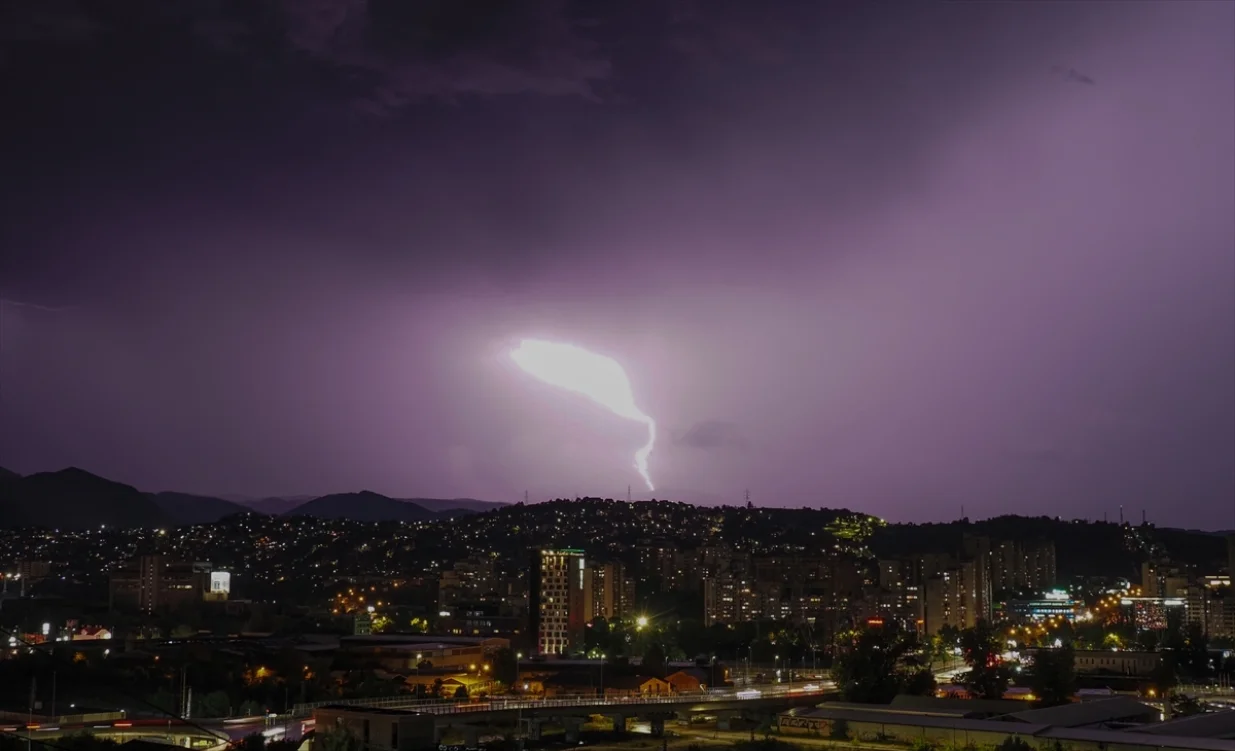 Grmljavinsko nevrijeme praćeno obilnim padavinama zahvatilo je u četvrtak navečer Sarajevo/Elman Omić