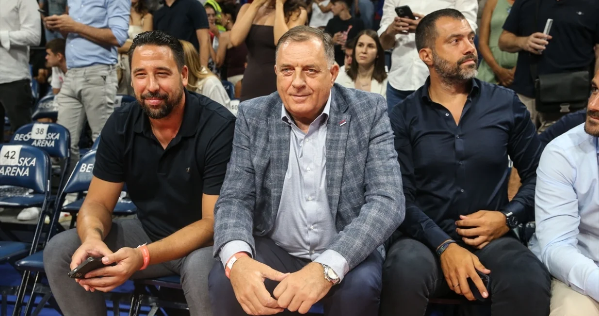 Vuk Radivojević, Milorad i Igor Dodik na utakmici između košarkaških reprezentacija Srbije i Slovenije u Beogradskoj areni/Foto: Filip Stevanović