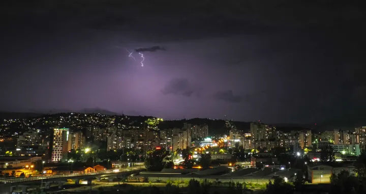 Sarajevo, BiH, 21. august 2025: Grmljavinsko nevrijeme praćeno obilnim padavinama zahvatilo je u četvrtak navečer Sarajevo. Nebo iznad glavnog grada Bosne i Hercegovine bilo je obasjano munjama. (Elman Omic - Anadolu Agency)/