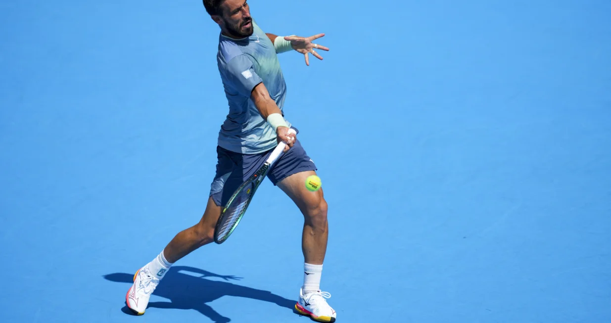 Aug 10, 2025; Cincinnati, OH, USA; Damir Dzumhur (BIH) returns a shot against Carlos Alcaraz (ESP) during the Cincinnati Open at the Lindner Family Tennis Center. Mandatory Credit: Aaron Doster-Imagn Images/Foto: Aaron Doster