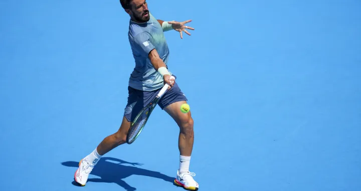 Aug 10, 2025; Cincinnati, OH, USA; Damir Dzumhur (BIH) returns a shot against Carlos Alcaraz (ESP) during the Cincinnati Open at the Lindner Family Tennis Center. Mandatory Credit: Aaron Doster-Imagn Images/Foto: Aaron Doster