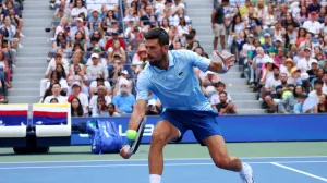 Tennis - U.S. Open - Flushing Meadows, New York, United States - August 19, 2025 Serbia's Novak Djokovic in action with Serbia's Olga Danilovic during their round of 16 mixed doubles match against Russia's Mirra Andreeva and Russia's Daniil Medvedev REUTERS/Mike Segar/Foto: Mike Segar