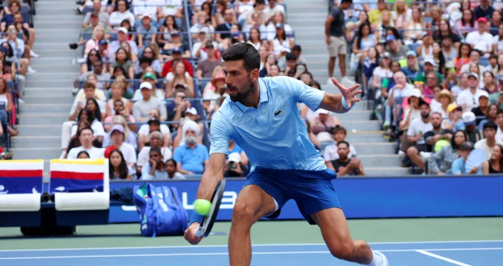 Tennis - U.S. Open - Flushing Meadows, New York, United States - August 19, 2025 Serbia's Novak Djokovic in action with Serbia's Olga Danilovic during their round of 16 mixed doubles match against Russia's Mirra Andreeva and Russia's Daniil Medvedev REUTERS/Mike Segar/Foto: Mike Segar