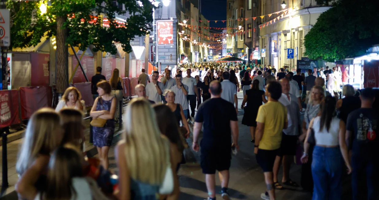Sarajevo je večeras postalo središte kulturnih zbivanja regije, uz svečano otvaranje 31. Sarajevo Film Festivala. Grad je oživio u posebnoj atmosferi, prepun turista, gostiju i građana koji uživaju u filmskom programu i bogatom noćnom životu/Damir Deljo