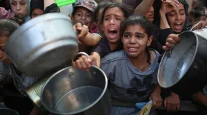 Palestinci, koji se suočavaju s poteškoćama u pristupu hrani zbog blokade koju je nametnuo Izrael, čekaju tople obroke sa svojim loncima i tavama u Deir Al Balahu, Gaza, 7. augusta 2025./Hassan Jedi