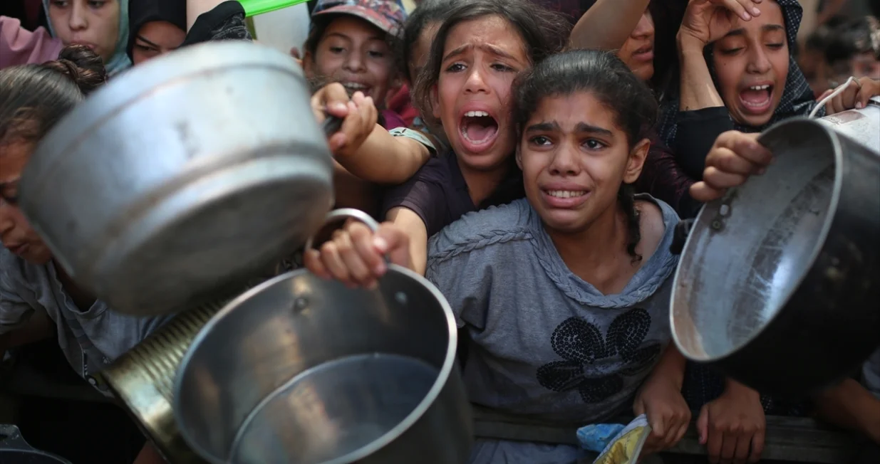 Palestinci, koji se suočavaju s poteškoćama u pristupu hrani zbog blokade koju je nametnuo Izrael, čekaju tople obroke sa svojim loncima i tavama u Deir Al Balahu, Gaza, 7. augusta 2025./Hassan Jedi