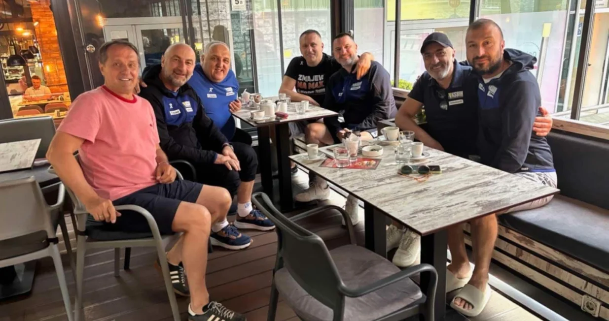Faruk Hadžibegić sa selektorom Bećiragićem i njegovim pomoćnicima/Foto: 