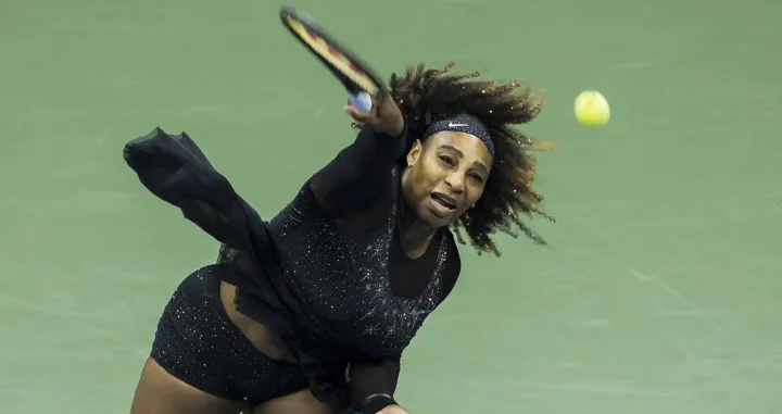 epa10156060 Serena Williams of the US serves to Ajla Tomljanovic of Australia in their third round match of the US Open Tennis Championships, at the USTA National Tennis Center in Flushing Meadows, New York, USA, 02 September 2022. The US Open runs from 29 August through 11 September. EPA/JUSTIN LANE/Foto: Justin Lane