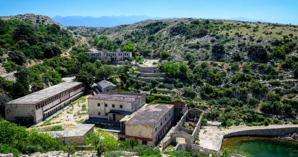 Ostaci zatvorskih zgrada na Golom otoku/