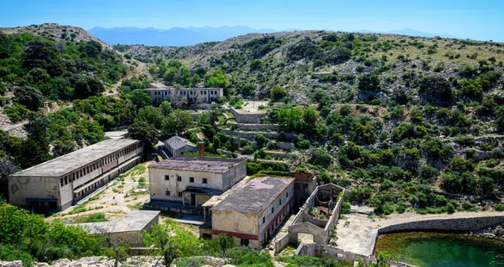 Ostaci zatvorskih zgrada na Golom otoku/