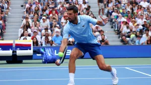 Tennis - U.S. Open - Flushing Meadows, New York, United States - August 19, 2025 Serbia's Novak Djokovic in action with Serbia's Olga Danilovic during their round of 16 mixed doubles match against Russia's Mirra Andreeva and Russia's Daniil Medvedev REUTERS/Mike Segar/Foto: Mike Segar