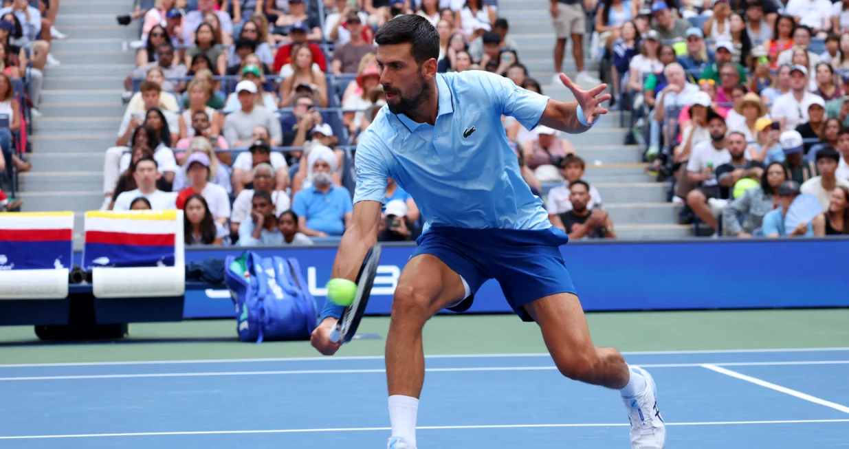 Tennis - U.S. Open - Flushing Meadows, New York, United States - August 19, 2025 Serbia's Novak Djokovic in action with Serbia's Olga Danilovic during their round of 16 mixed doubles match against Russia's Mirra Andreeva and Russia's Daniil Medvedev REUTERS/Mike Segar/Foto: Mike Segar