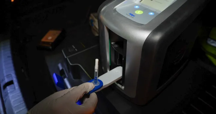 Uprava policije Ministarstva unutrašnjih poslova Kantona Sarajevo (MUP KS) počela je s upotrebom uređaja za indikaciju droga i testiranje vozača na prisustvo droga u organizmu, na saobraćajnicama u KS//