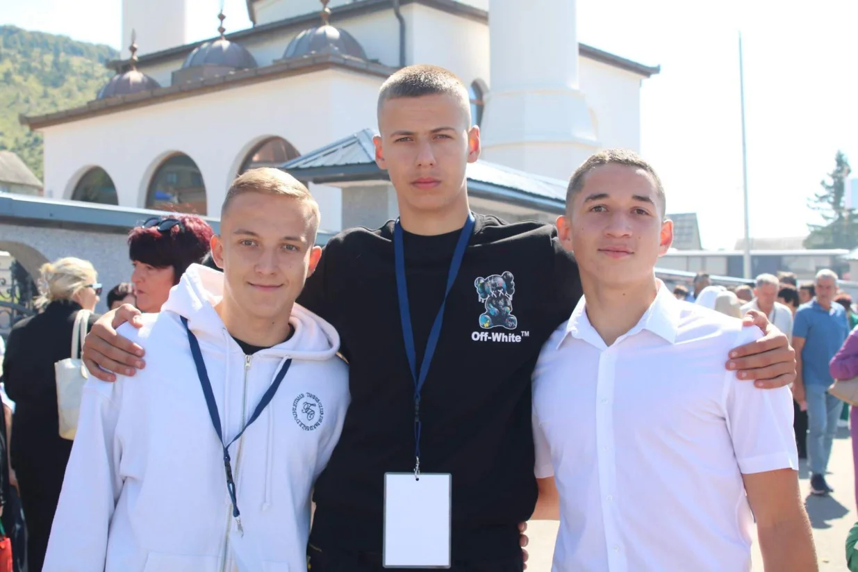 Amar, Vedad i Muhamed; Obnovljena džamija u selu Ravno, općina Kupres, otvorena je danas u prisustvu velikog broja pripadnika muslimanske vjeroispovijesti iz cijele Bosne i Hercegovine//