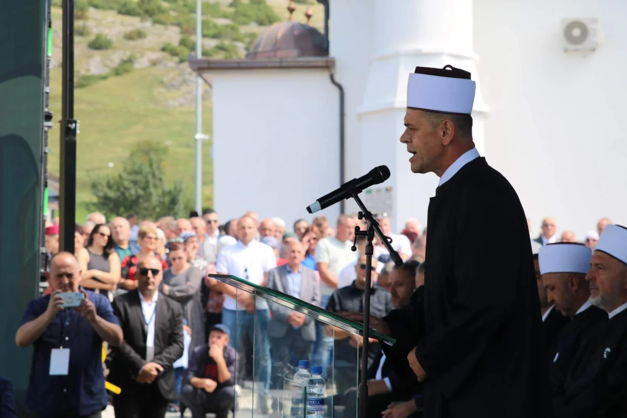 Kemal ef. Tokmić; Obnovljena džamija u selu Ravno, općina Kupres, otvorena je danas u prisustvu velikog broja pripadnika muslimanske vjeroispovijesti iz cijele Bosne i Hercegovine//