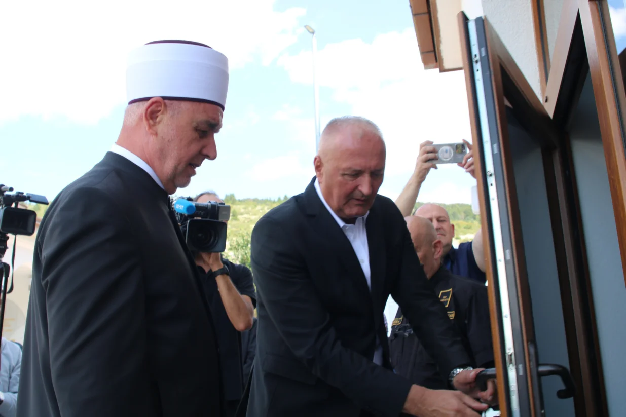Husein ef. Kavazović i Zukan Helez; Obnovljena džamija u selu Ravno, općina Kupres, otvorena je danas u prisustvu velikog broja pripadnika muslimanske vjeroispovijesti iz cijele Bosne i Hercegovine//