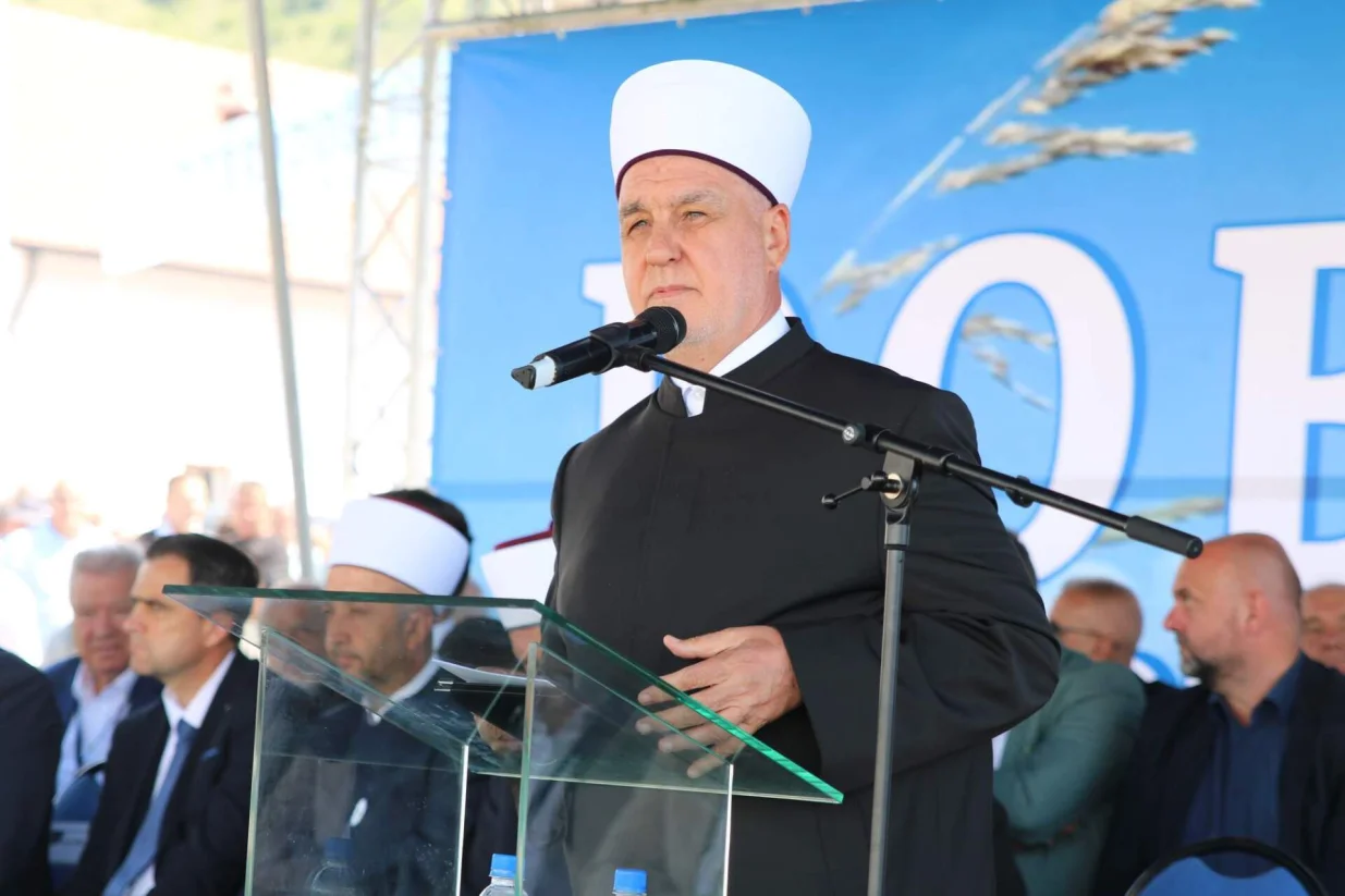 Husein ef. Kavazović; Obnovljena džamija u selu Ravno, općina Kupres, otvorena je danas u prisustvu velikog broja pripadnika muslimanske vjeroispovijesti iz cijele Bosne i Hercegovine//