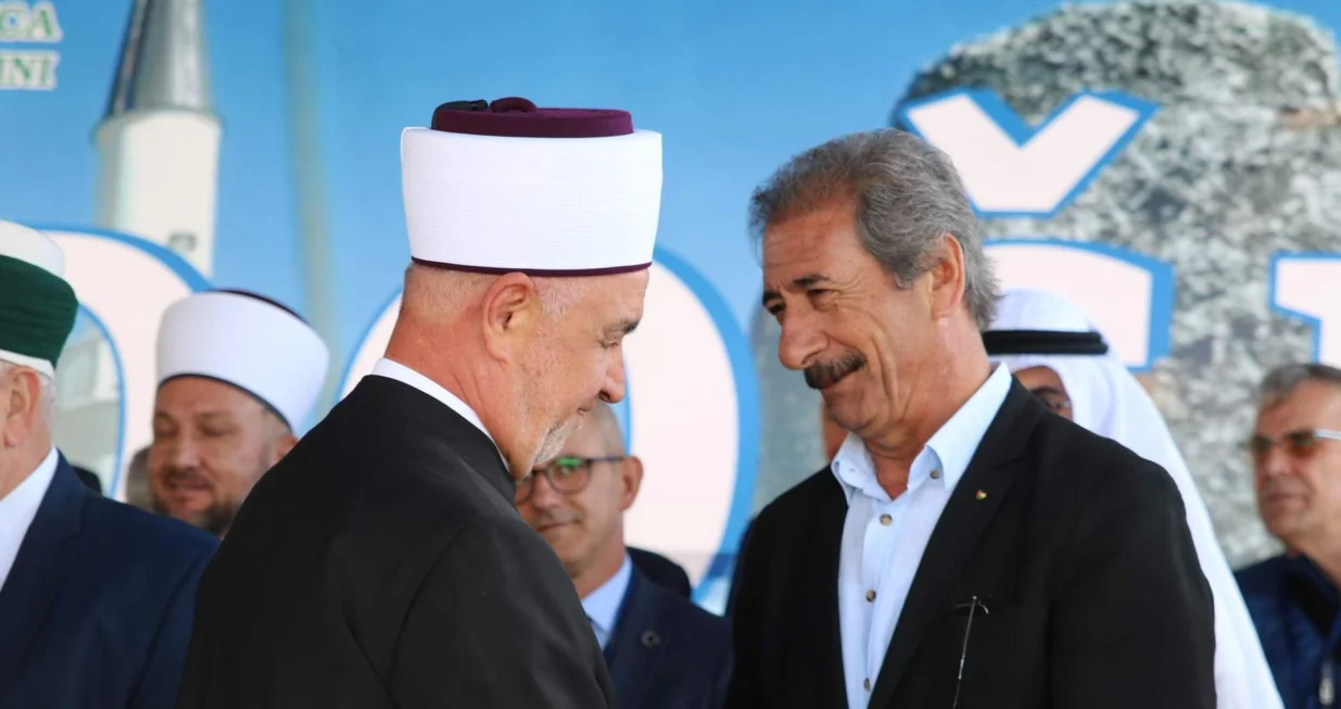 Husein ef. Kavazović i Rezaq Namoora; Obnovljena džamija u selu Ravno, općina Kupres, otvorena je danas u prisustvu velikog broja pripadnika muslimanske vjeroispovijesti iz cijele Bosne i Hercegovine//