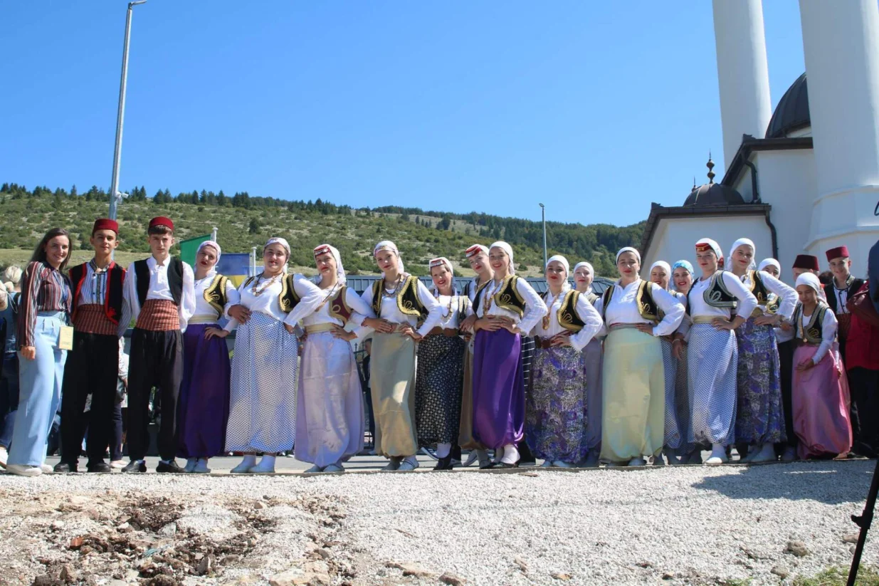 KUD Karaula; Obnovljena džamija u selu Ravno, općina Kupres, otvorena je danas u prisustvu velikog broja pripadnika muslimanske vjeroispovijesti iz cijele Bosne i Hercegovine//