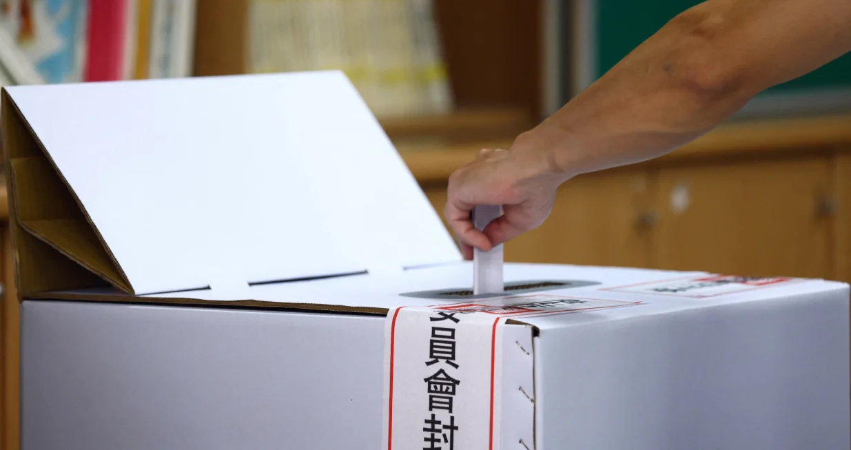 A voter casts a ballot in a recall election, at a polling station in Taipei, Taiwan July 26, 2025. REUTERS/Annabelle Chih/Annabelle Chih