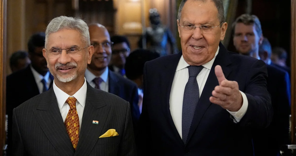 Russia's Foreign Minister Sergei Lavrov and India's Foreign Minister Subrahmanyam Jaishankar enter a hall for their talks at Zinaida Morozova's Mansion in Moscow, Russia August 21, 2025. Alexander Zemlianichenko/Pool via REUTERS/Alexander Zemlianichenko