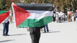 PARIZ, FRANCUSKA - 23. AUGUST 2025.Aktivisti u francuskoj prijestolnici Parizu odrЕѕali su danas protest podrЕЎke Palestincima u Gazi.Demonstranti su se okupili ispred katedrale Notre Dame i protestirali leЕѕeД‡i na zemlji kako bi simbolizirali ubijene u Gazi.Cilj protesta bio je skrenuti paЕѕnju na kontinuirano izraelsko nasilje i teЕЎku humanitarnu krizu u opkoljenoj enklavi.UДЌesnici su izjavili da je simboliДЌni protest imao za cilj podizanje meД'unarodne svijesti o humanitarnoj krizi u Gazi. (Гњmit DГ¶nmez - Anadolu Agency)/