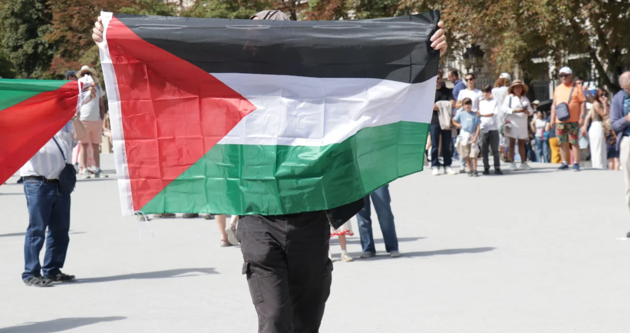 PARIZ, FRANCUSKA - 23. AUGUST 2025.Aktivisti u francuskoj prijestolnici Parizu odrЕѕali su danas protest podrЕЎke Palestincima u Gazi.Demonstranti su se okupili ispred katedrale Notre Dame i protestirali leЕѕeД‡i na zemlji kako bi simbolizirali ubijene u Gazi.Cilj protesta bio je skrenuti paЕѕnju na kontinuirano izraelsko nasilje i teЕЎku humanitarnu krizu u opkoljenoj enklavi.UДЌesnici su izjavili da je simboliДЌni protest imao za cilj podizanje meД'unarodne svijesti o humanitarnoj krizi u Gazi. (Гњmit DГ¶nmez - Anadolu Agency)/