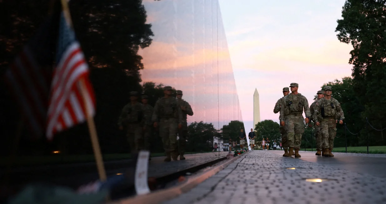 Members of the National Guard walk through the Vietnam Veterans Memorial on the National Mall after U.S. President Donald Trump deployed the National Guard and ordered an increased presence of federal law enforcement to assist in crime prevention, in Washington, D.C., U.S., August 23, 2025. REUTERS/Jose Luis Gonzalez/Jose Luis Gonzalez