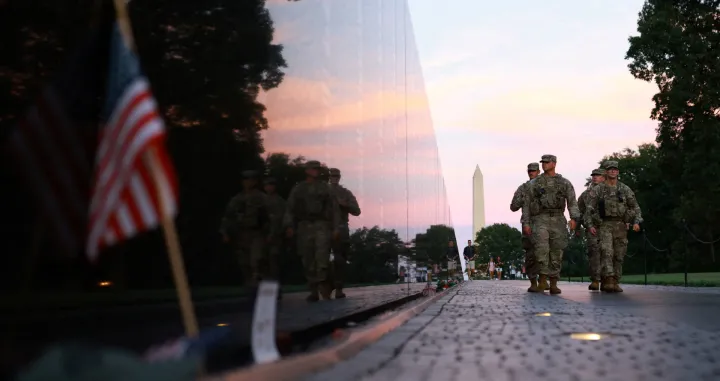 Members of the National Guard walk through the Vietnam Veterans Memorial on the National Mall after U.S. President Donald Trump deployed the National Guard and ordered an increased presence of federal law enforcement to assist in crime prevention, in Washington, D.C., U.S., August 23, 2025. REUTERS/Jose Luis Gonzalez/Jose Luis Gonzalez