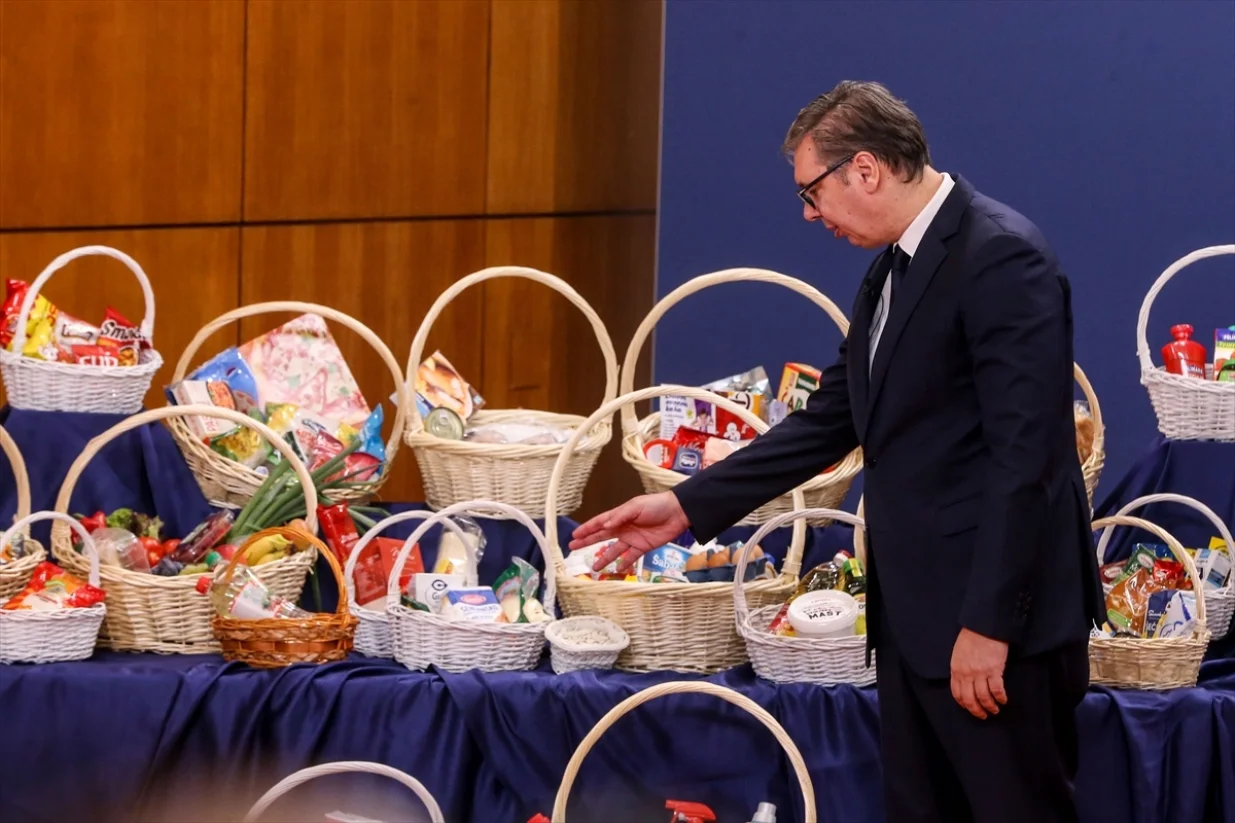 Aleksandar Vučić predstavio nove ekonomske mjere, tu su i korpe s hranom/Filip Stevanović