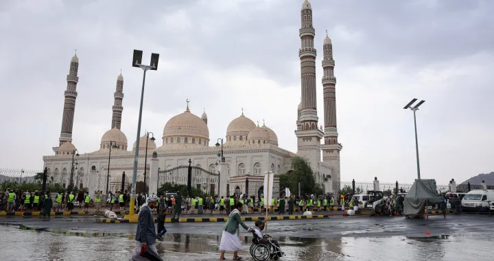 People pass by during a demonstration in solidarity with Palestinians, in Sanaa, Yemen August 1, 2025. REUTERS/Khaled Abdullah/Khaled Abdullah