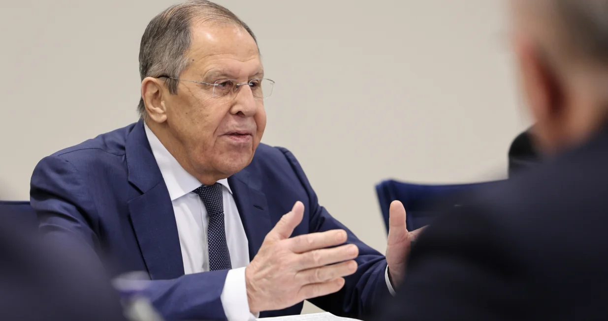 Ruski ministar vanjskih poslova Sergej Lavrov izjavio je u ponedjeljak da Д‡e se novi sastanak Rusije i Sjedinjenih AmeriДЌkih DrЕѕava (SAD) odrЕѕati kasnije ove sedmice, izrazivЕЎi spremnost Moskve na razgovore.GovoreД‡i na konferenciji za novinare sa turskim kolegom Hakanom Fidanom u Ankari, Lavrov je rekao da su opseЕѕni pregovori Rusije i SAD-a zakazani za ovu sedmicu kako bi se rijeЕЎile prepreke u radu diplomatskih misija.Lavrov je takoД'e rekao da je obavijestio Fidana o rezultatima proЕЎlosedmiДЌnih razgovora sa SAD-om u Saudijskoj Arabiji. (Arda KГјГ§Гјkkaya - Anadolu Agency)/