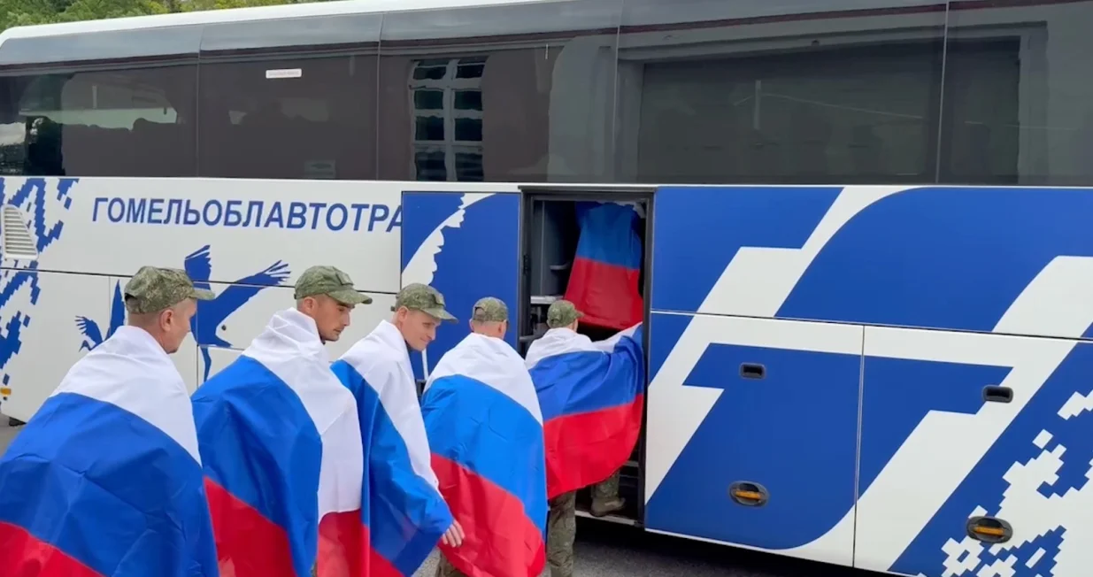 BJELORUSIJA - 24. AUGUST 2025.Rusija i Ukrajina razmijenile su u nedjelju po 146 ratnih zarobljenika nakon posredovanja Ujedinjenih Arapskih Emirata, saopštilo je rusko Ministarstvo odbrane.U saopštenju se navodi da je 146 ruskih vojnika vraćeno zahvaljujući humanitarnim naporima UAE-a. (Russian Defense Ministry - Anadolu Agency)/