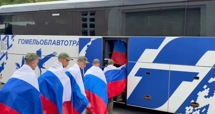 BJELORUSIJA - 24. AUGUST 2025.Rusija i Ukrajina razmijenile su u nedjelju po 146 ratnih zarobljenika nakon posredovanja Ujedinjenih Arapskih Emirata, saopštilo je rusko Ministarstvo odbrane.U saopštenju se navodi da je 146 ruskih vojnika vraćeno zahvaljujući humanitarnim naporima UAE-a. (Russian Defense Ministry - Anadolu Agency)/