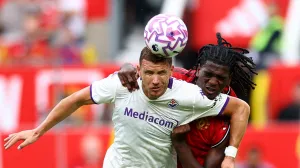 Soccer Football - Friendly - Manchester United v Fiorentina - Old Trafford, Manchester, Britain - August 9, 2025 Fiorentina's Edin Dzeko in action with Manchester United's Ayden Heaven Action Images via Reuters/Andrew Boyers/Foto: Andrew Boyers