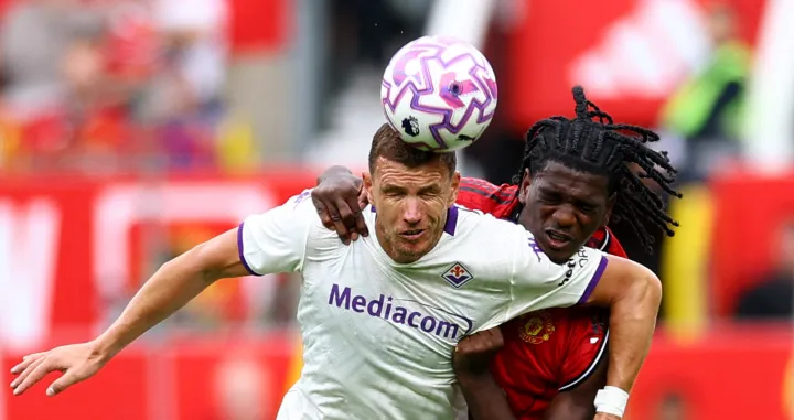 Soccer Football - Friendly - Manchester United v Fiorentina - Old Trafford, Manchester, Britain - August 9, 2025 Fiorentina's Edin Dzeko in action with Manchester United's Ayden Heaven Action Images via Reuters/Andrew Boyers/Foto: Andrew Boyers