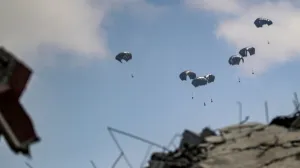 Aid packages are airdropped over Gaza, as seen from Gaza City, August 8, 2025. REUTERS/Mahmoud Issa BEST QUALITY AVAILABLE/Mahmoud Issa