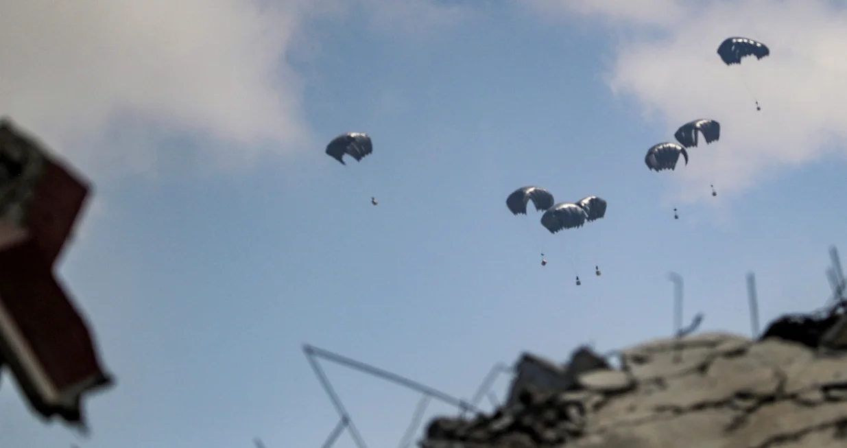 Aid packages are airdropped over Gaza, as seen from Gaza City, August 8, 2025. REUTERS/Mahmoud Issa BEST QUALITY AVAILABLE/Mahmoud Issa