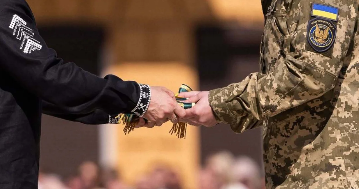 KIJEV, UKRAJINA - 24. AUGUST 2025: Ukrajina danas obiljeЕѕava 34. Dan nezavisnosti, a centralna ceremonija odrЕѕana je na Sofijinom trgu u glavnom gradu Kijevu.Ukrajinski predsjednik Volodimir Zelenski i kanadski premijer Mark Carney obratili su se okupljenima tokom ceremonije.Zelenski je takoД'er uruДЌio drЕѕavna priznanja pripadnicima ukrajinskih oruЕѕanih snaga i porodicama vojnika koji su izgubili Еѕivote u ratu.Dan nezavisnosti Ukrajine obiljeЕѕava se 24. augusta na datum kada je 1991. godine Vrhovni sovjet Ukrajinske Sovjetske SocijalistiДЌke Republike usvojio Deklaraciju o nezavisnosti zemlje. (Ukrainian Presidency/Handout - Anadolu Agency)/