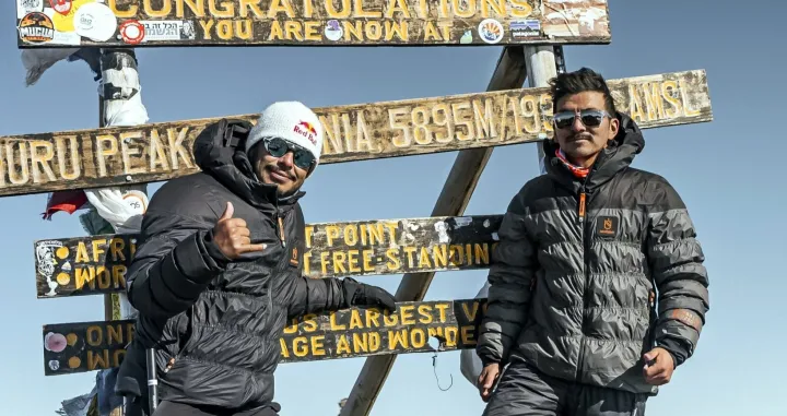 Nirmal Purja (lijevo) na jednom od vrhova/Nirmal Purja